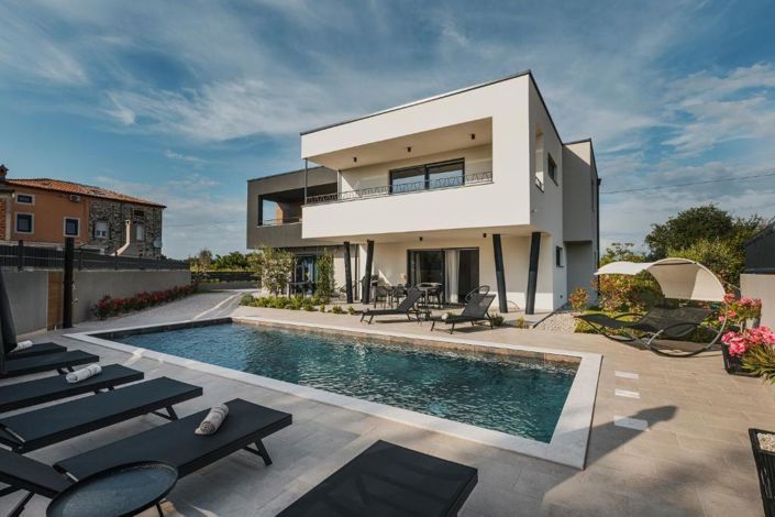 Image No.1-5 Bed Property for sale