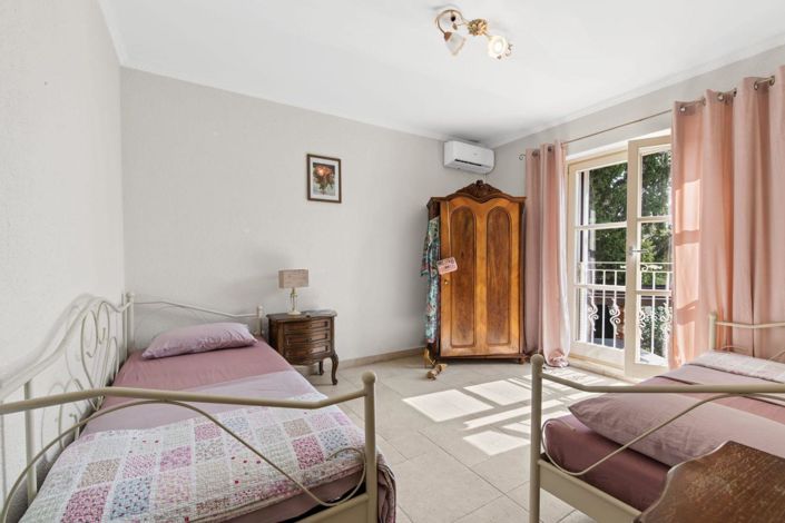 Image No.17-3 Bed Property for sale