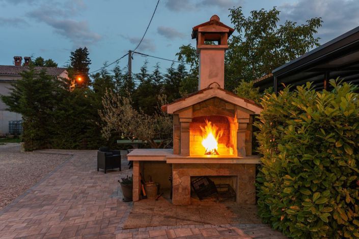 Image No.17-6 Bed Property for sale