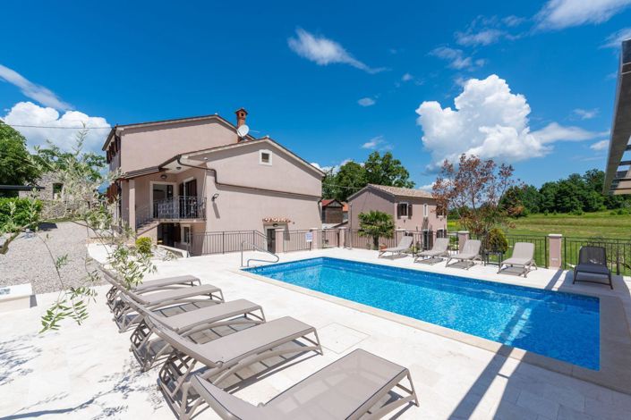 Image No.4-6 Bed Property for sale