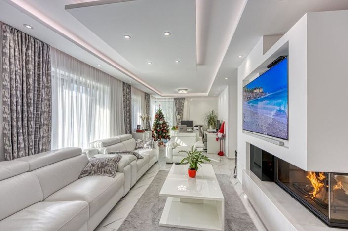 Image No.11-5 Bed Property for sale