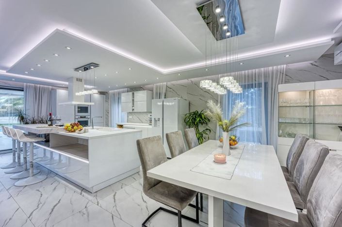 Image No.15-5 Bed Property for sale