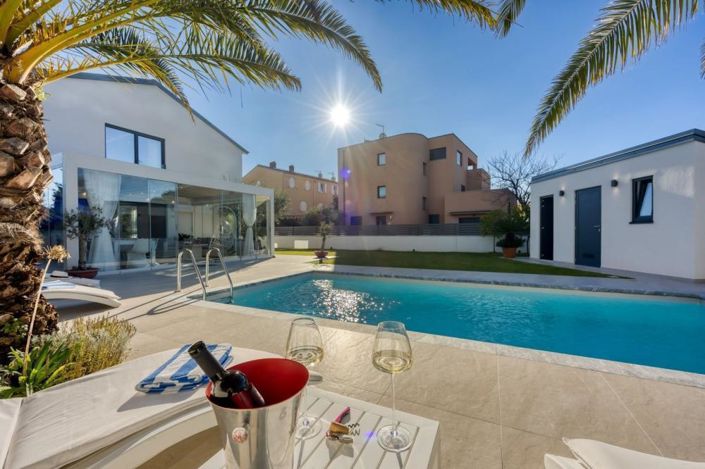 Image No.5-5 Bed Property for sale