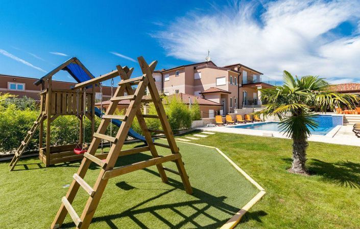 Image No.10-10 Bed Property for sale