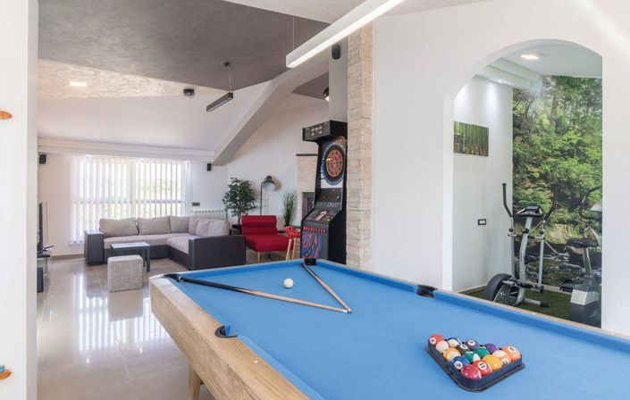 Image No.16-10 Bed Property for sale