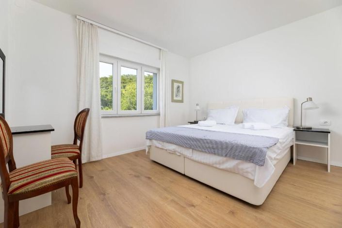 Image No.10-8 Bed Property for sale