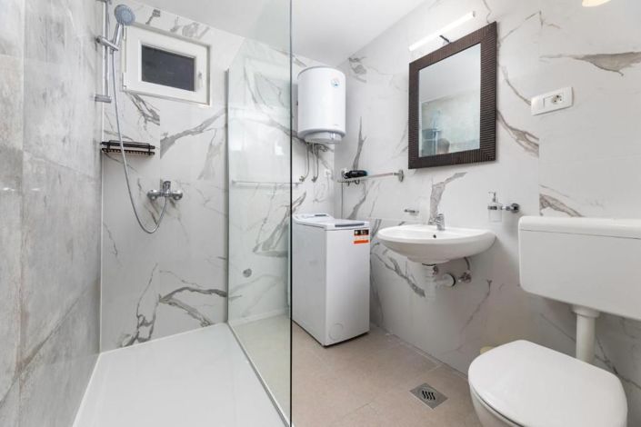 Image No.16-8 Bed Property for sale