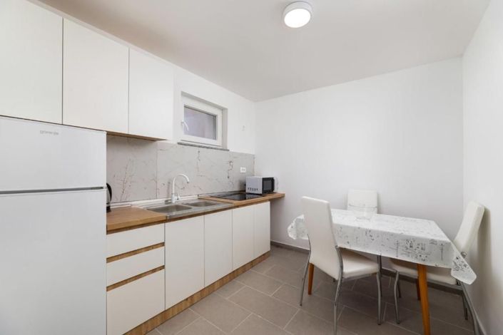 Image No.18-8 Bed Property for sale