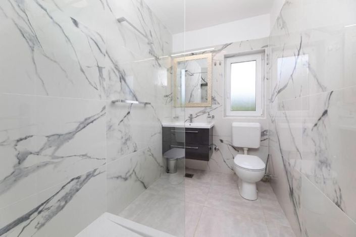 Image No.19-8 Bed Property for sale