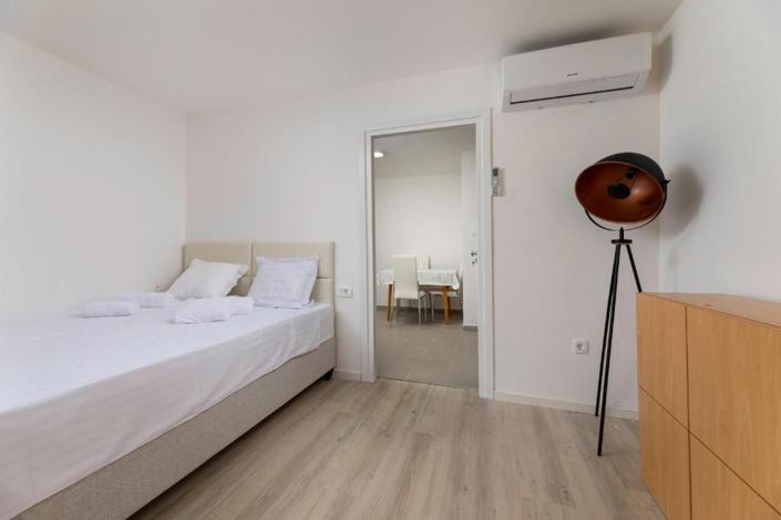 Image No.20-8 Bed Property for sale