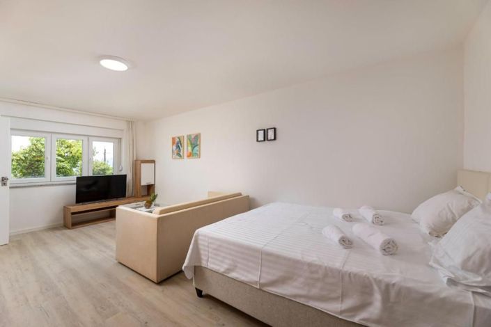 Image No.21-8 Bed Property for sale