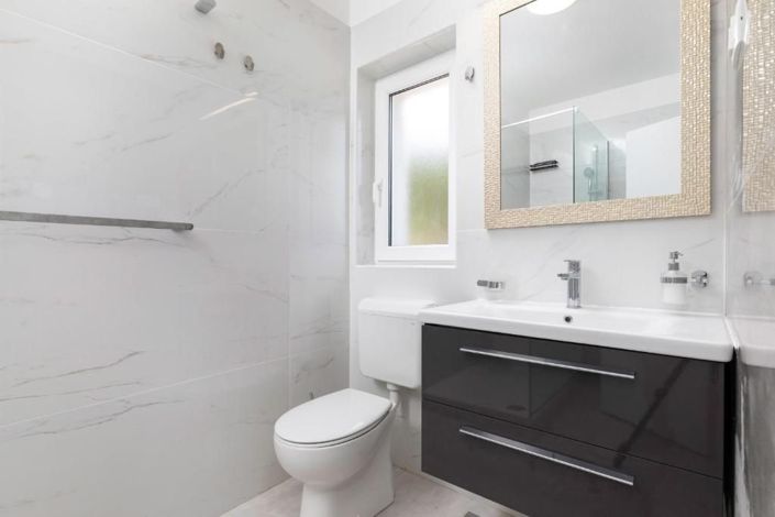 Image No.24-8 Bed Property for sale