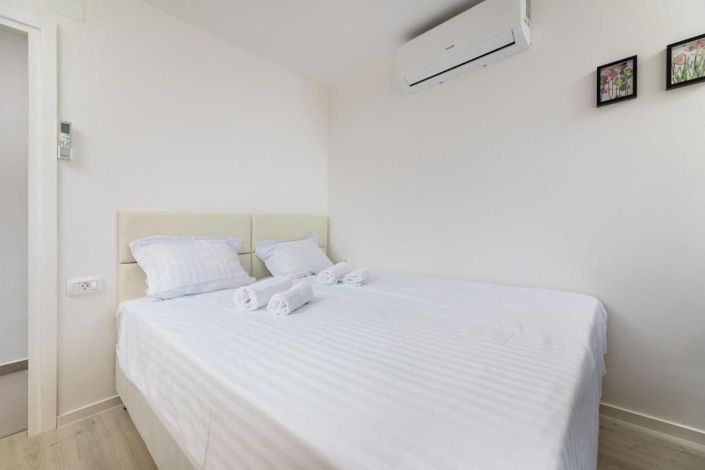 Image No.25-8 Bed Property for sale