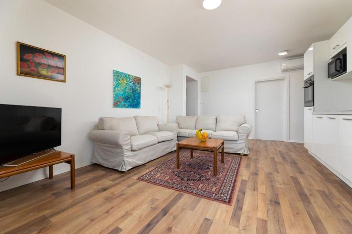 Image No.7-8 Bed Property for sale