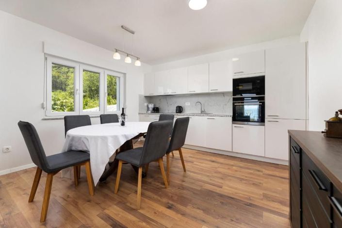 Image No.8-8 Bed Property for sale