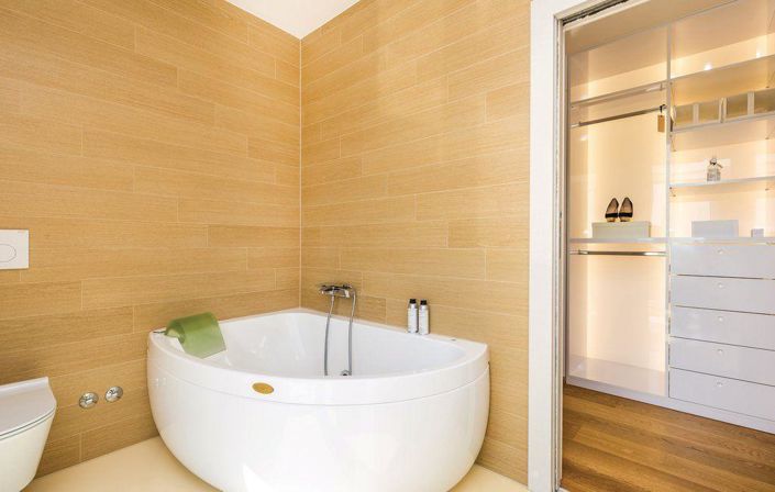 Image No.15-4 Bed Property for sale