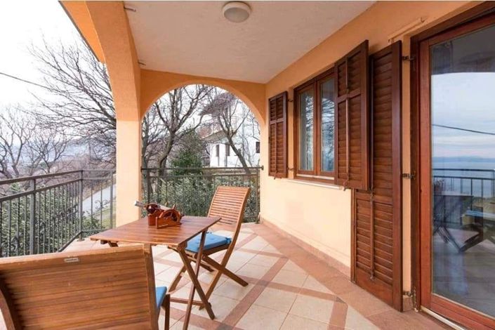 Image No.1-6 Bed Property for sale
