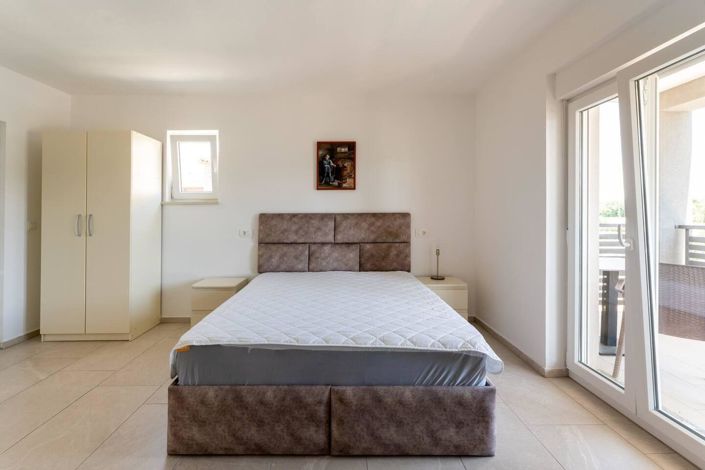 Image No.10-15 Bed Property for sale