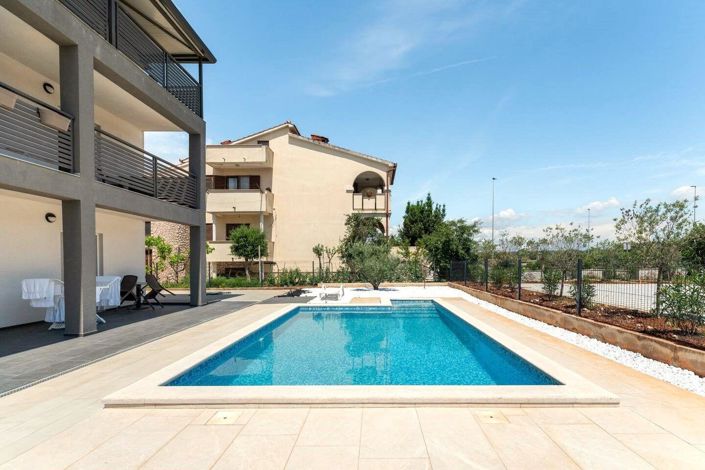 Image No.3-15 Bed Property for sale