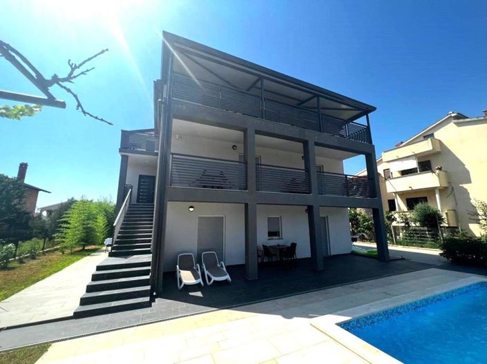 Image No.4-15 Bed Property for sale