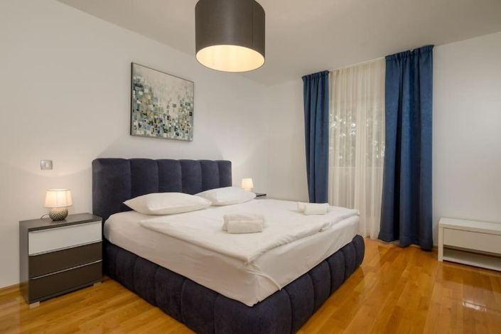 Image No.16-5 Bed Property for sale