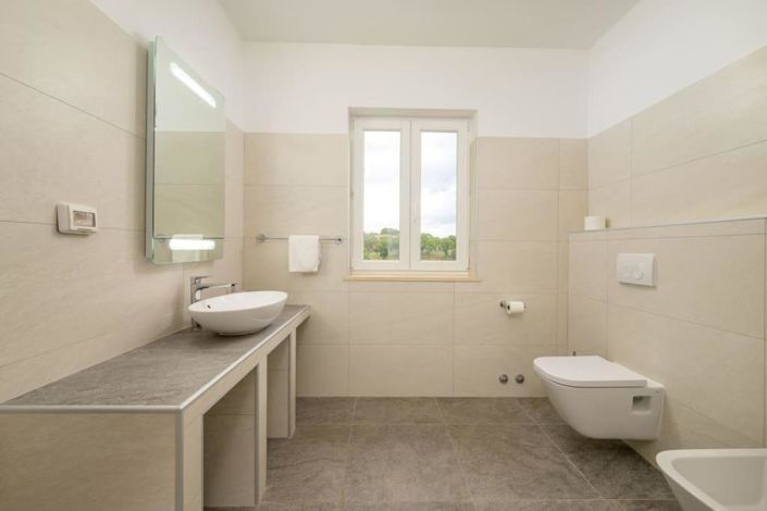 Image No.18-5 Bed Property for sale