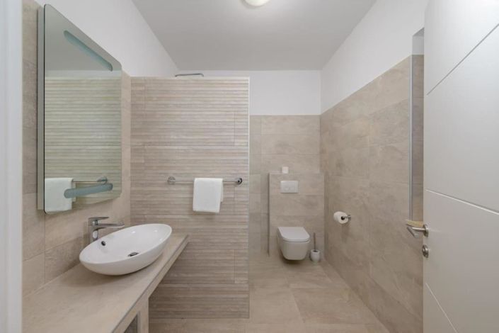 Image No.20-5 Bed Property for sale