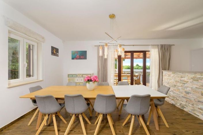 Image No.8-5 Bed Property for sale