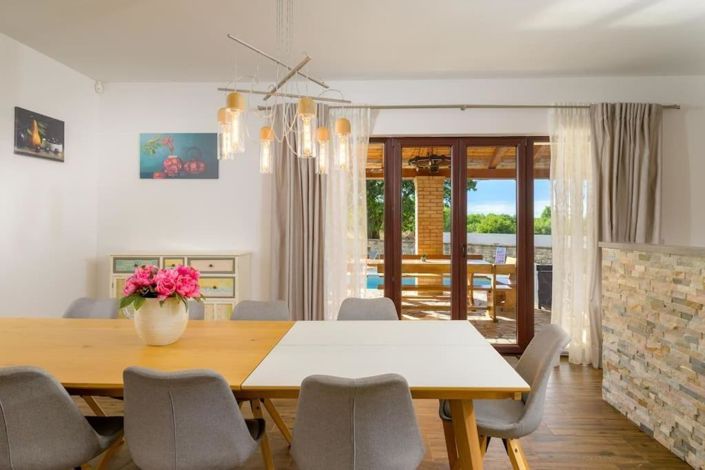 Image No.9-5 Bed Property for sale