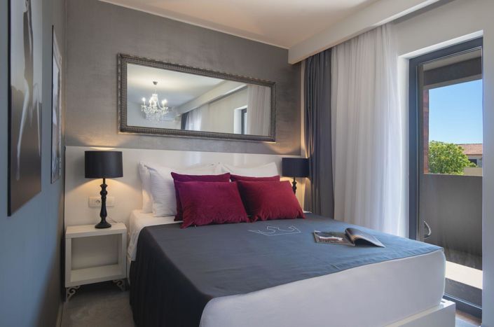 Image No.12-9 Bed Property for sale