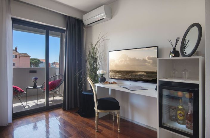 Image No.15-9 Bed Property for sale