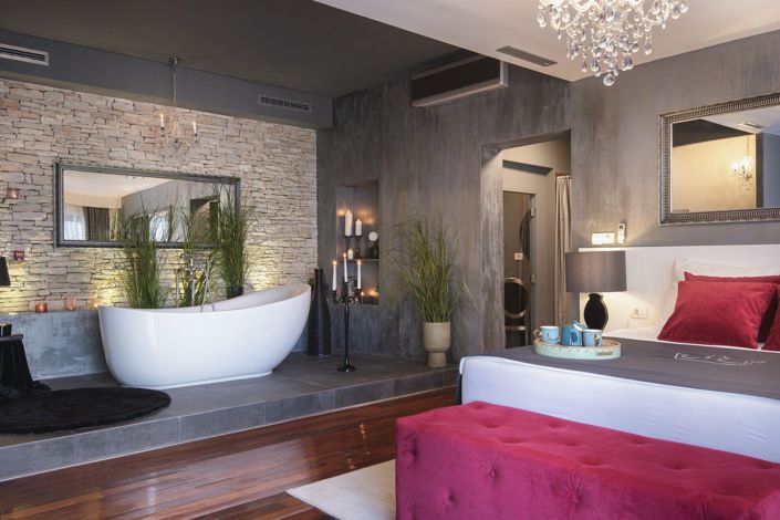 Image No.24-9 Bed Property for sale