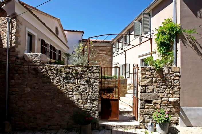 Image No.2-4 Bed Property for sale