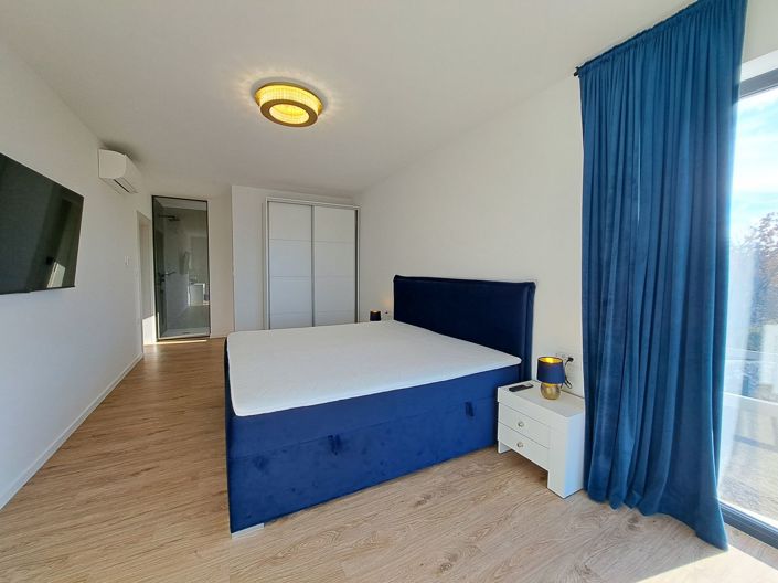 Image No.12-4 Bed Property for sale