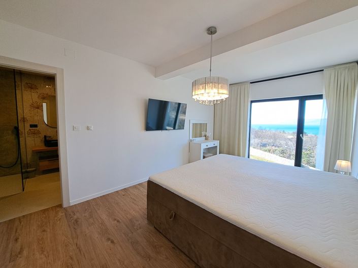 Image No.16-4 Bed Property for sale