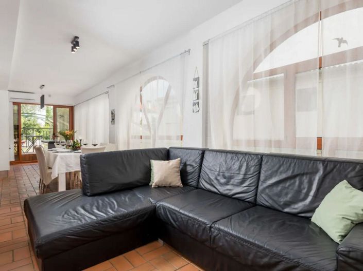 Image No.17-8 Bed Property for sale