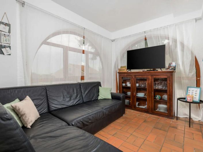 Image No.18-8 Bed Property for sale