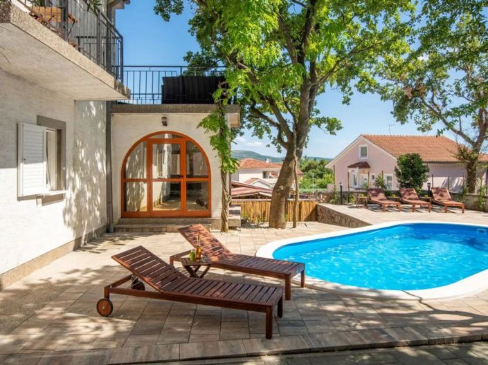 Image No.5-8 Bed Property for sale