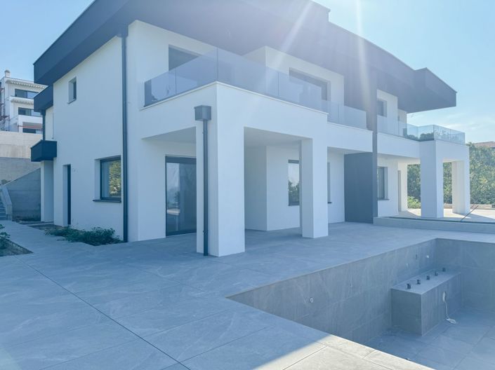 Image No.8-4 Bed Property for sale