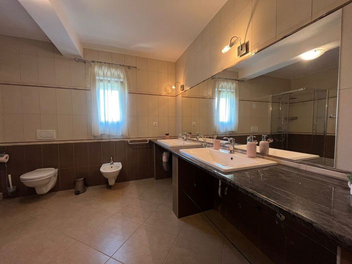 Image No.12-9 Bed Property for sale