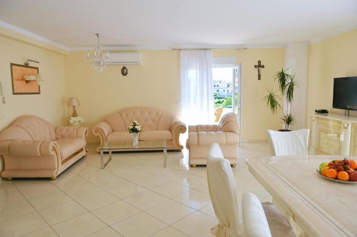 Image No.4-9 Bed Property for sale