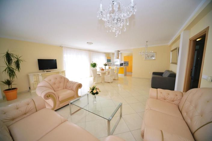 Image No.5-9 Bed Property for sale