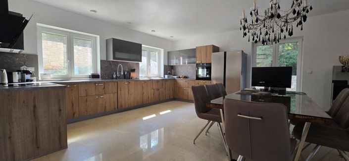 Image No.11-4 Bed Property for sale