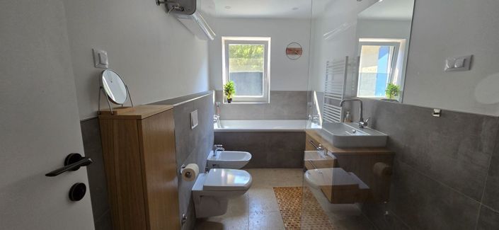 Image No.25-4 Bed Property for sale