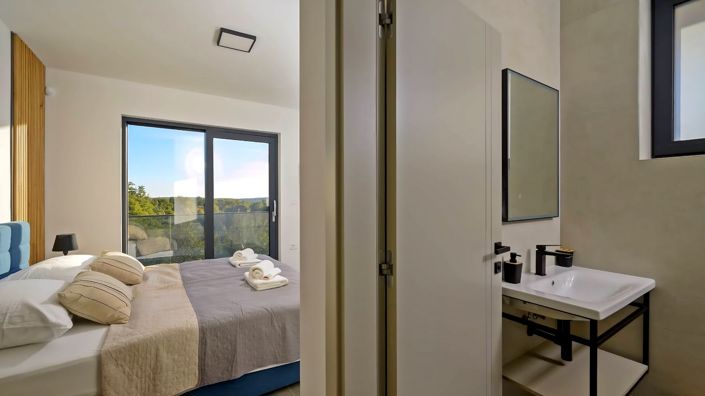 Image No.25-4 Bed Property for sale