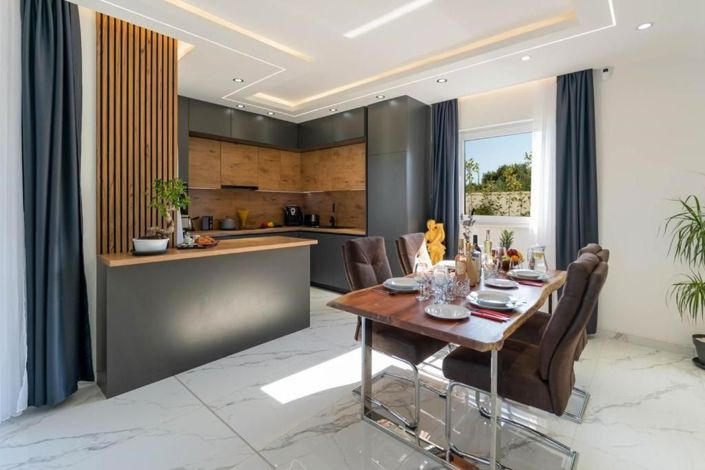 Image No.11-3 Bed Property for sale