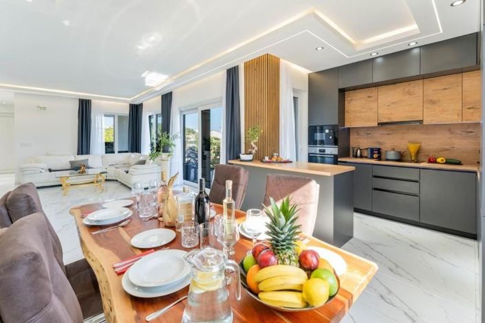 Image No.12-3 Bed Property for sale