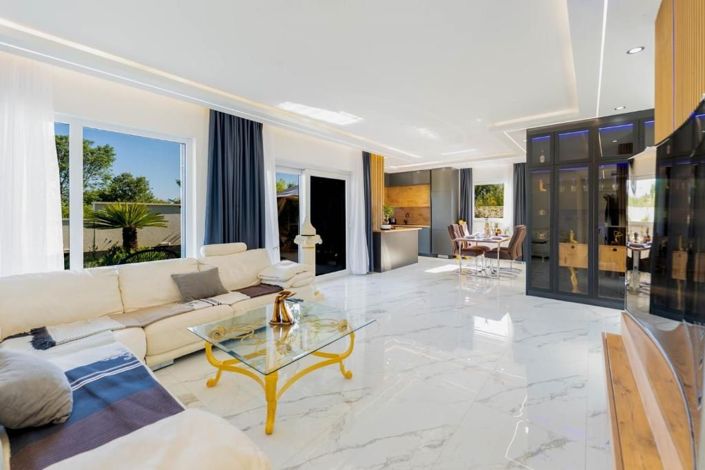 Image No.6-3 Bed Property for sale