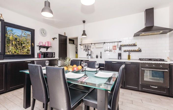 Image No.12-4 Bed Property for sale