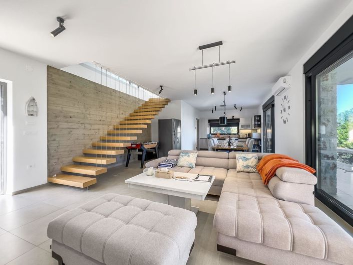 Image No.12-3 Bed Property for sale